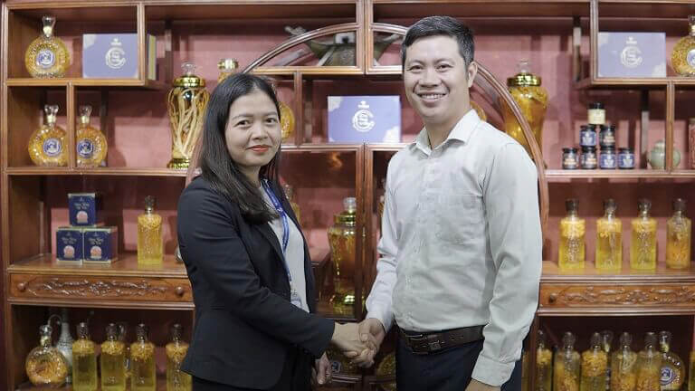 Chủ tịch công đoàn Tập đoàn Vietmec - Bà Nguyễn Lan Anh và Giám đốc Vietfarm - Ông Nhâm Quang Đoài trong buổi ký kết cung cấp quà tặng doanh nghiệp cho Lễ kỷ niệm 10 năm thành lập Vietmec