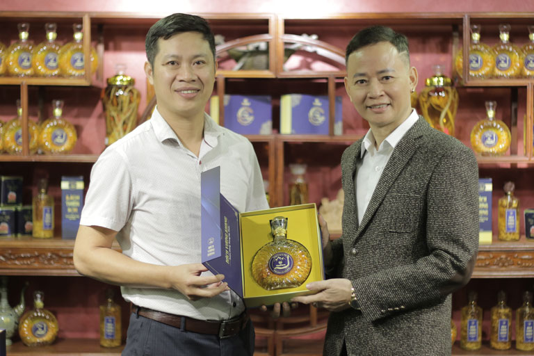 Nghệ sĩ Tùng Dương bày tỏ sự thích thú với rượu đông trùng hạ thảo Bách Vương Khang