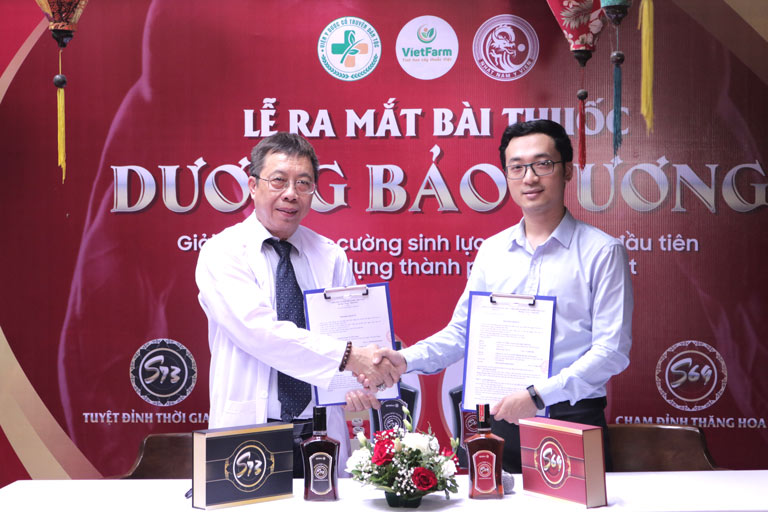 Bác sĩ Lê Hữu Tuấn ký kết chuyển giao bài thuốc Dương Bảo Vương cho đại diện Nhất Nam Y Viện
